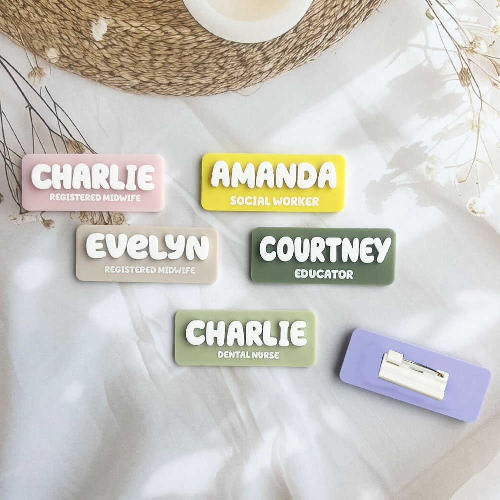 Vintage Brooch Pin - دبوس شارة مخصص بالاسم من الأكريليك